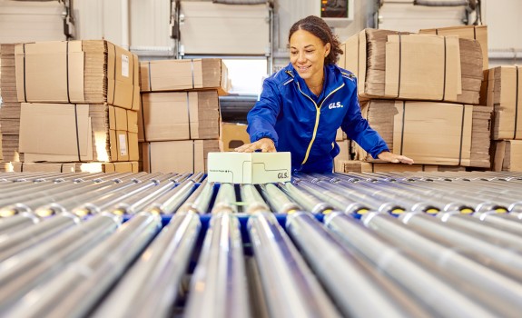 Mitarbeiterin im GLS-Depot beim Pakete nach England senden 