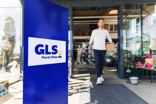  GLS driver hands over a GLS parcel in a GLS ParcelShop