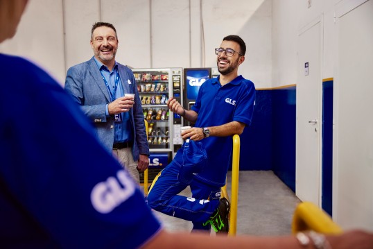 GLS Fahnen im Wind als Symbol für den familiären Zusammenhalt in unserer Firma