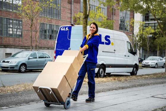 Chauffeur GLS récupère les colis d'un ParcelShop GLS