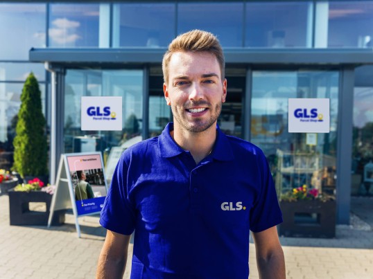 Sous-traitant GLS devant un Parcel Shop GLS