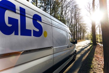 Le livreur GLS sort le colis de la camionnette pour la livraison