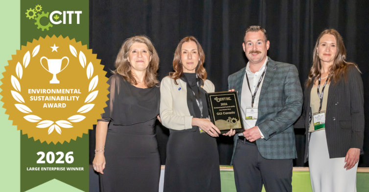 Melanie Camara, Directrice de l’environnement et du développement durable, et Kyle MacLeod, Vice-président exécutif, Ouest canadien, acceptant le Prix du développement durable du CITT.