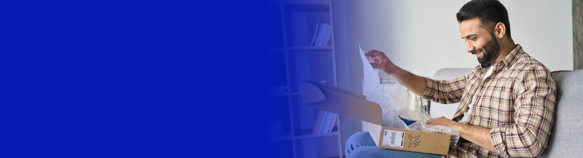 Homme ouvrant un colis.