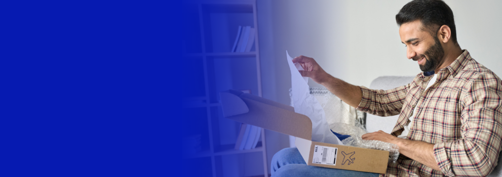 Homme ouvrant un colis.