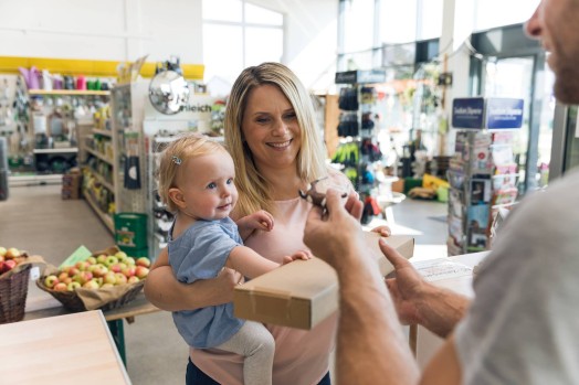 příjemce si vyzvedává balík v parcel shopu