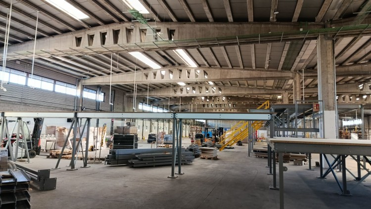 Nave industrial con estructura metálica y zona de almacén logístico