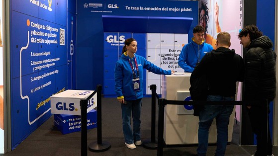 Stand de GLS Spain en Barcelona con branding corporativo, espacio promocional y visitantes interactuando durante la final del torneo.