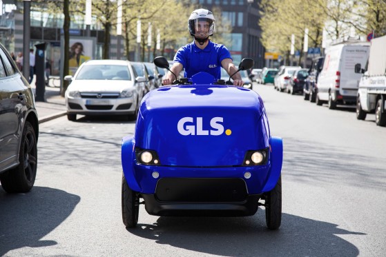 GLS-kuljettaja pakettiautonsa mukana