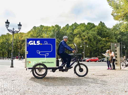 GLS-pakettiauto ajaa kaupungin sillan yli