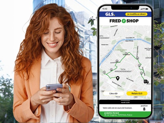 GLS France customer couple consults tracking tablet FlexDeliveryService