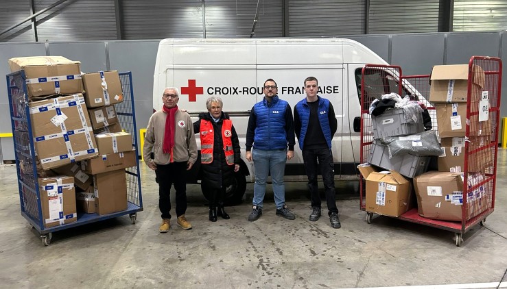 Solidarity donation of unclaimed parcels by GLS to the French Red Cross, with GLS and Red Cross volunteers alongside parcels ready for distribution.﻿