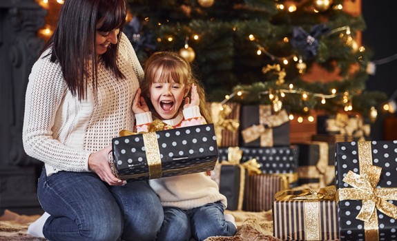 bambina apre i regali di Natale