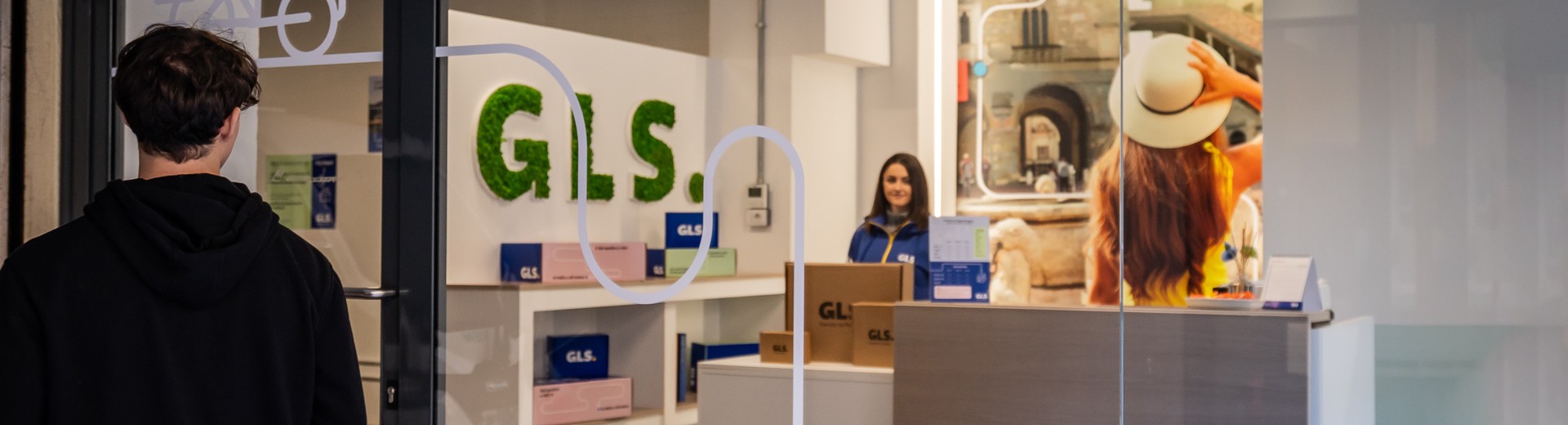 Cliente entra nel GLS Shop per ritirare la sua spedizione