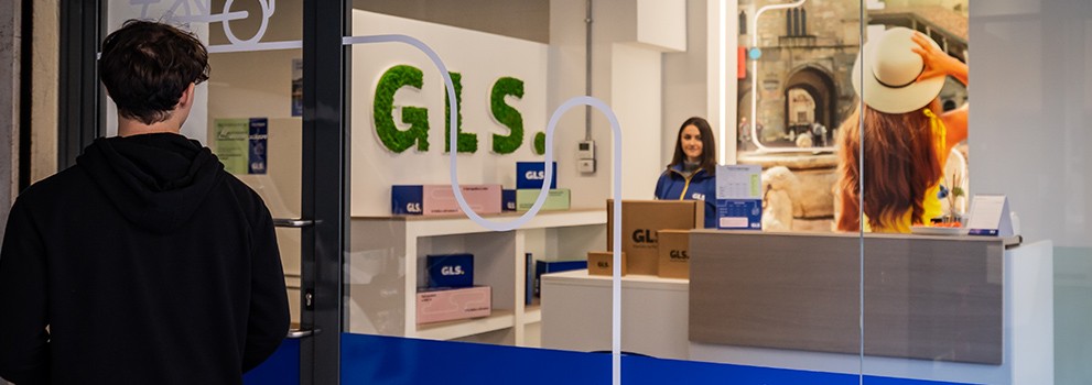 Cliente entra nel GLS Shop per ritirare la sua spedizione