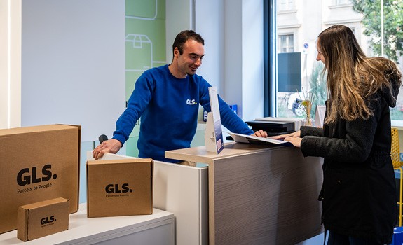 interno di GLS Shop con commesso e cliente