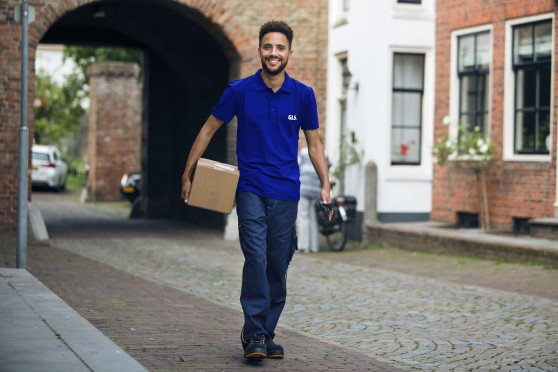 Parcel deliverer