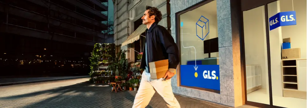 Man loopt uit een Parcel Shop