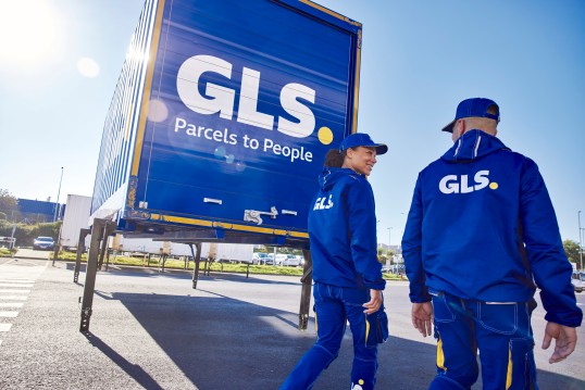 GLS-medewerkers buiten bij een depot/trailer