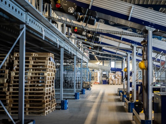 GLS-depot met pallets en sorteerbanden