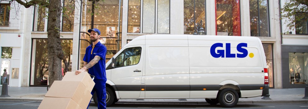 photo of a deliveryman with van in the background 