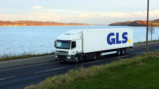 Parcels shipping through GLS trucks