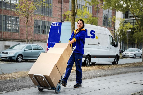 gls driver scanning a package